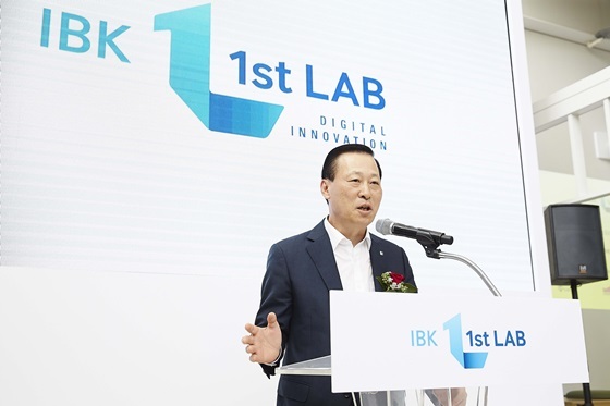 NSP통신-사진은 25일 을지로 IBK파이낸스타워에서 열린 IBK 1st Lab(퍼스트 랩) 출범식에서 김도진 IBK기업은행장(가운데)이 환영사를 하고 있는 모습. (IBK기업은행)