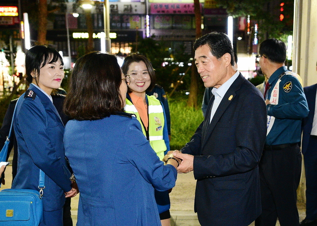 NSP통신-윤화섭 안산시장이 범죄예방 합동캠페인에 참석해 시민들과 인사하고 있다. (안산시)