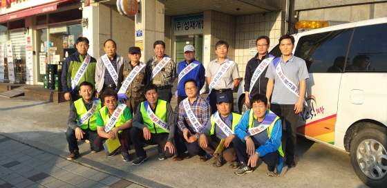 NSP통신-24일 의왕시가 광고협회 및 고엽제전우회 등 관내 사회단체와 합동으로 불법광고물 일제정비 캠페인 가운데 관계자들이 기념촬영을 하고 있다. (의왕시)