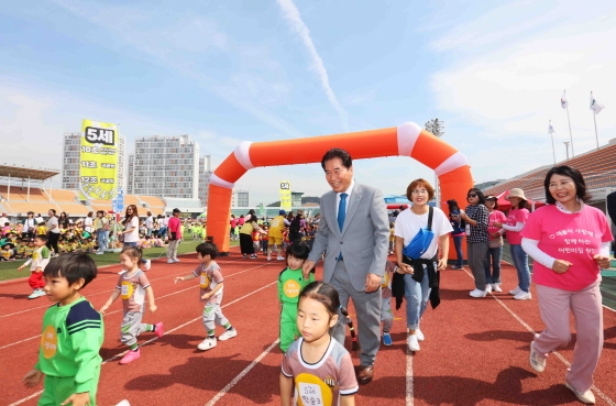 NSP통신-25일 용인종합운동장에서 열린 어린이 마라톤대회에서 백군기 용인시장이 대회에 참가한 어린이들을 응원하고 있다. (용인시)