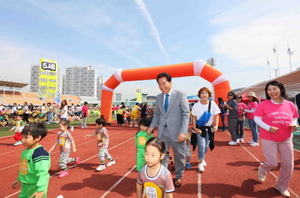 [NSP PHOTO]백군기 용인시장, 어린이 마라톤대회 참가자 격려