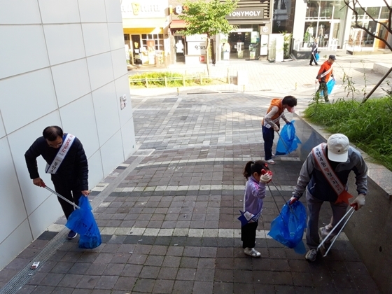 NSP통신-25일 동탄4동·노인분회 관계자들이 관내 쓰레기를 수거하고 있다. (화성시)