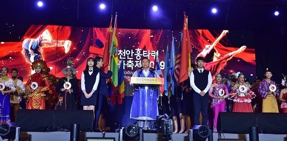 NSP통신-▲천안흥타령춤축제2019가 구본영 시장의 개막선언과 함께 화려한 막을 올렸다. (천안시)