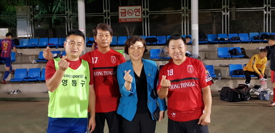 NSP통신-안혜영 경기도부의장(오른쪽 두번째)이 수원시 한마음 체육대회 종목별 훈련 현장을 찾아 선수들을 격려하는 가운데 선수들과 기념촬영을 하고 있다. (경기도의회)