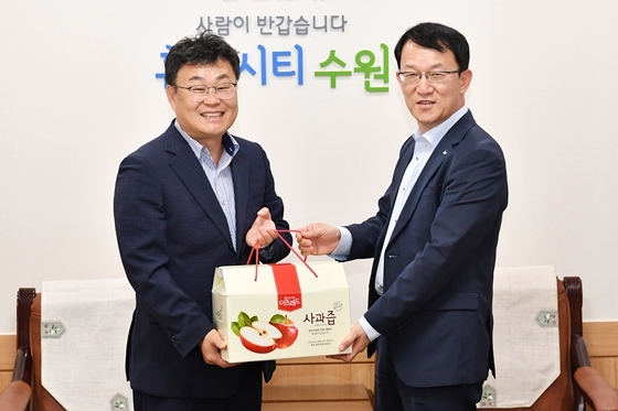 NSP통신-장영수 장수군수(왼쪽)가 26일 수원시청을 방문해 조청식 제1부시장에게 선물을 전달하고 있다. (수원시)