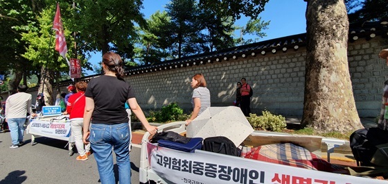 [NSP PHOTO]최중증 근육장애인들, 청와대 향해 2년째 생존 투쟁 전개…죽고 싶지 않다