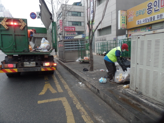 NSP통신-용인시 관내 한 도로변에서 환경미화원들이 생활쓰레기를 수거하고 있는 모습. (용인시)