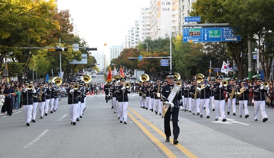 NSP통신-▲계룡시가 2019세계軍문화축제에서 거리퍼레이드를 펼친다. (계룡시)