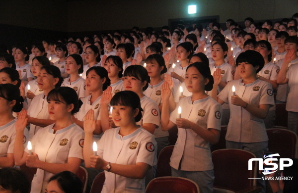 NSP통신-수성대 간호학과 학생들이 27일 성요셉관 강당에서 나이팅게일 선서식을 하고 있다. (수성대학교)