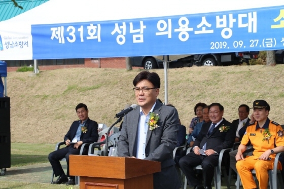 NSP통신-27일 한국수자원공사 성남관리단 운동장에서 열린 성남소방서 의용소방대 소방기술경연대회 및 체육대회 가운데 최만식 경기도의원이 인사말을 하고 있다. (경기도의회)