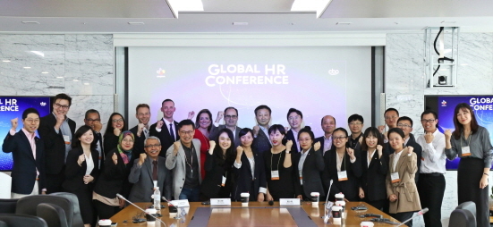 NSP통신-Global HR Conference에 참석한 세계 각 국의 인사 담당자들이 신현재 대표(윗줄 오른쪽에서 여덟번째)와 함께 화이팅을 외치고 있다 (CJ제일제당 제공)