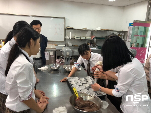 NSP통신-포항 오천중학교 학생들이 자유학기제 진로체험으로 초코머핀을 만들어 보고 있다. (포항대학교)