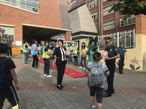 NSP통신-안산시 본오초등학교에서 전개된 안전한 학교 만들기 합동 캠페인 모습. (안산상록경찰서)