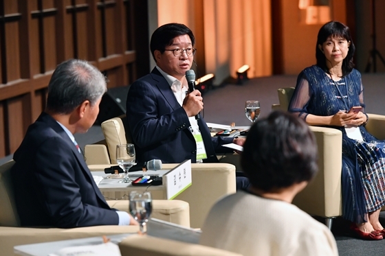 NSP통신-염태영 수원시장이 2일 수원컨벤션센터에서 열린 2019 인간도시 수원포럼에 참석해 발언하고 있다. (수원시)