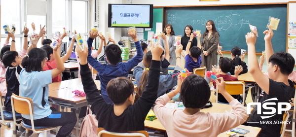 NSP통신-DGB금융그룹(139130)은 지역 청소년을 대상으로 서로를 존중하고 나눔과 배려, 참여의식을 배양하는 인성 교육 프로그램 위로 프로젝트 를 실시하고, 학생들에게 좋은 반응을 얻고 있다고 밝혔다. (DGB금융그룹)