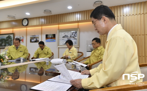 NSP통신-임종식 경상북도교육감은 2일 도 교육청 상황실에서 제18호 태풍 미탁 북상에 따른 태풍 대처 상황을 긴급 점검했다. (경상북도교육청)