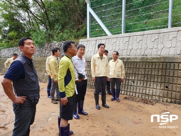 NSP통신-임종식 경북교육감(오른쪽 두번째)이 태풍피해 현장을 확인하고 있다. (경상북도교육청)