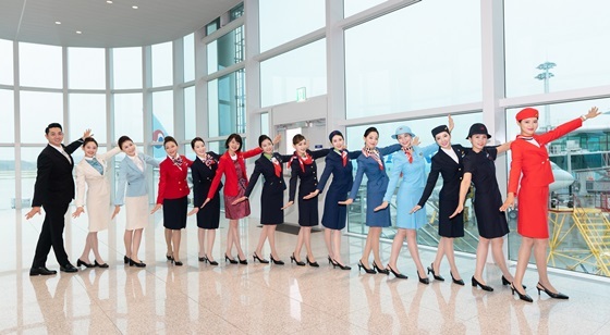 NSP통신-대한항공 객실승무원들이 역대 유니폼 11종을 입고 기념 촬영을 하는 모습 (대한항공)