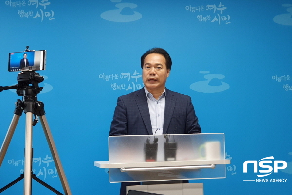 NSP통신-4일 여수시청 브리핑룸에서 이용주 국회의원이 상포지구 감사원 감사결과 발표에 따라 주철현 전 여수시장의 사죄를 촉구하고 있다. (서순곤 기자)