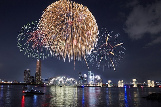 NSP통신-▲한화와 함께하는 서울세계불꽃축제 2019 에서 선보인 한화의 불꽃 연출 모습 (한화)