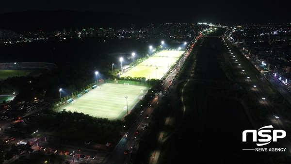 NSP통신-경주시 축구장 야간 조명 모습. (경주시)