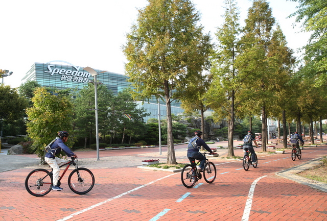NSP통신-희망길벗 힐링 자전거교실 참가자들이 광명 스피돔에서 라이딩 교육을 받고 있다. (경륜경정총괄본부)