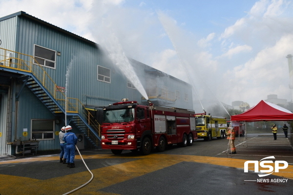 NSP통신-화재 진압을 위해 소방차에서 물을 뿌리고 있다. (포항제철소)