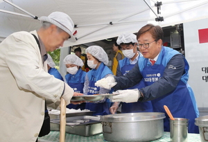 [NSP PHOTO]DGB대구은행, 창립 52주년 맞아 사랑의 급식 봉사 실시