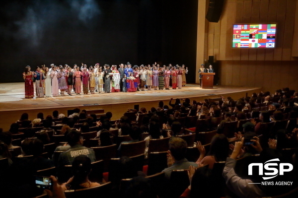 NSP통신-계명대가 지난 8일 계명아트센터에서 글로벌 페스티발행사를 가져 외국인 유학생들이 자기나라 전통의상을 입고 패션쇼를 선보였다. (계명대학교)