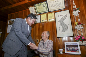 [NSP PHOTO]장경식 경북도의회 의장, 독도의용수비대 최부업 대원 위문