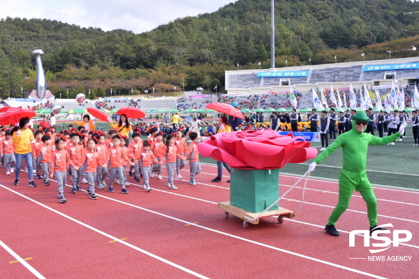 NSP통신-시민의 날 기념행사 입장식에서 어린이집 아이들과 함께 성산공원 장미·문화 축제를 홍보한 여천동이 입장하고 있다. (여수시)