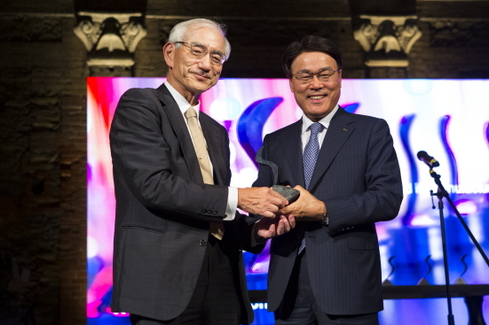 NSP통신-포스코 최정우 회장이 세계철강협회 2019 스틸리어워드에서 올해의 혁신상을 수상하고 있다 (포스코 제공)