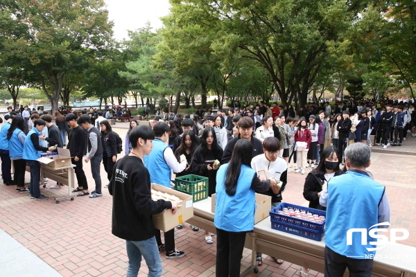 NSP통신-영진전문대학교는 지난 15일 오후 도서관 앞에서 중간고사 간식 나눔 행사를 진행했으며, 이날 간식을 받는 학생들이 인산인해를 이뤘다. (영진전문대학교)