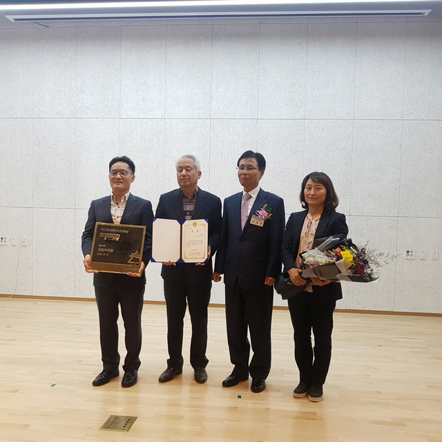 NSP통신-시흥시가 대한민국 조경대상에서 공공·환경부문 학회장상을 수상한 가운데 백종만 시흥시 공원과장(왼쪽부터), 김영진 시흥시 환경국장, 이상석 한국조경학회장, 강송희 시흥시 산림보호팀장이 기념촬영을 하고 있다. (시흥시)