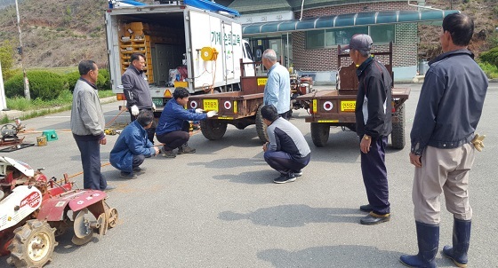 NSP통신-▲청양군이 수확철을 맞아 농기계 수리와 안전사용 교육을 실시하고 있다. (청양군)
