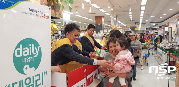 NSP통신-김종수 경북도 농축산유통국장이 마트를 찾은 어린이에게 시식용 사과를 나눠주고 있다. (경상북도)