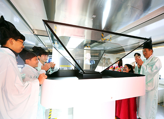 NSP통신-함양군 초등학생들이 티움 모바일의 미래 직업 연구소에서 AR∙VR을 통한 적성검사를 체험하고 있다. (SK텔레콤)