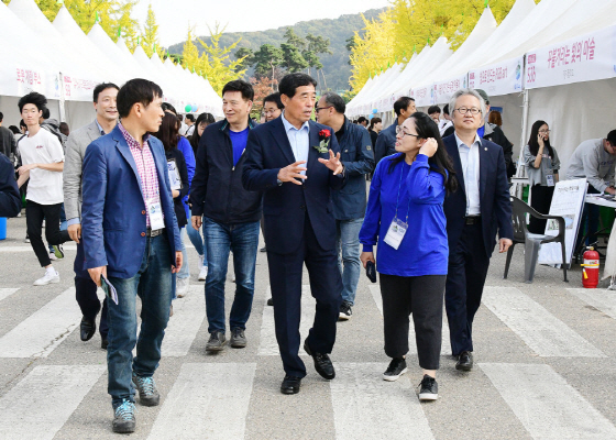 NSP통신-윤화섭 안산시장이 2019 경기&안산사이언스밸리 과학축전에 참석해 관계자들과 축전을 둘러보고 있다. (안산시)