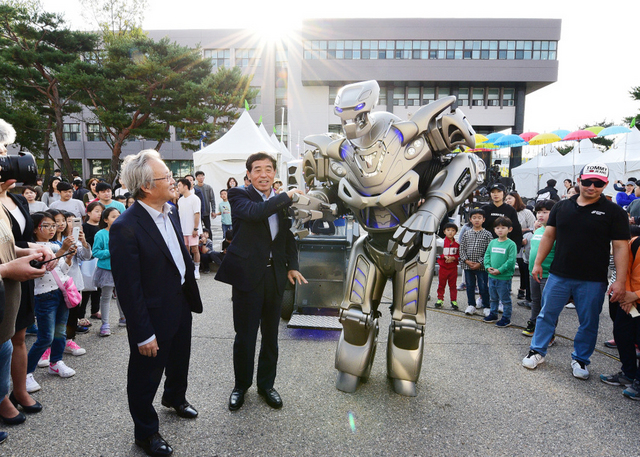 NSP통신-윤화섭 안산시장이 2019 경기&안산사이언스밸리 과학축전에 참석해 지상 최대 거대 로봇 타이탄과 악수하고 있다. (안산시)