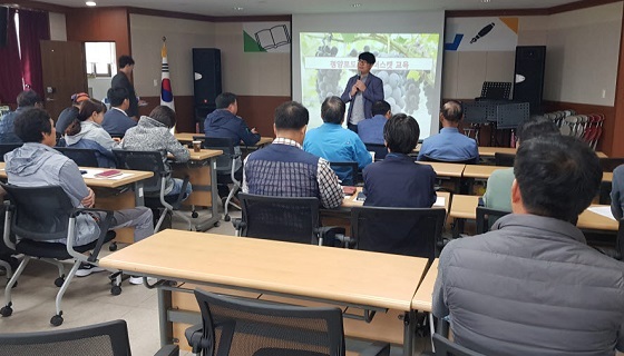 NSP통신-▲청양군이 포도연구회를 창립하고 샤인머스켓 품종 재배기술을 교육했다. (청양군)