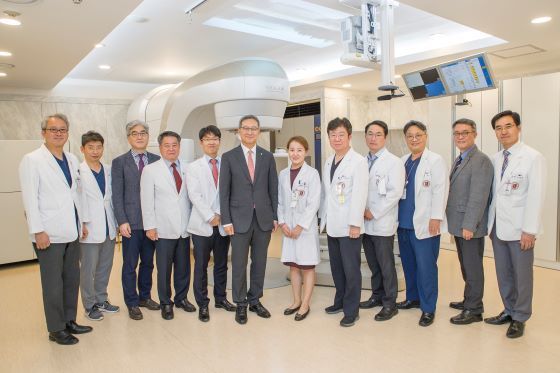 -고려대학교 안산병원 의료진이 암 치료용 선형가속기인 TrueBeam STx의 가동 축하 기념촬영을 하고 있다. (고려대안산병원)