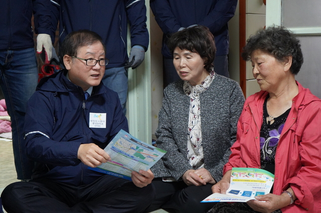 -부천도시공사 동네관리소 1호 서비스 시민과 김동호 부천도시공사 사장(왼쪽)이 대화를 나누고 있다. (부천도시공사)