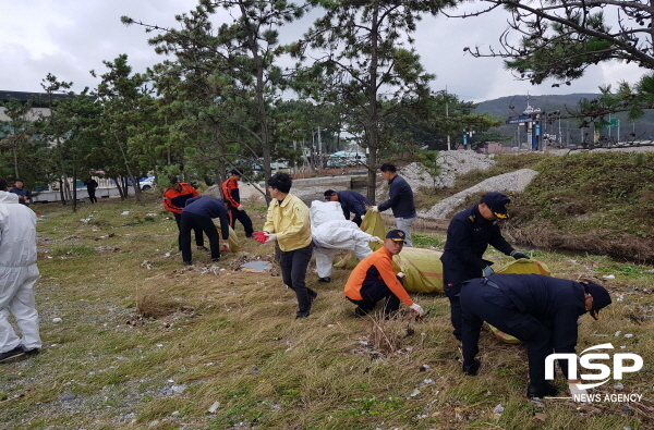 NSP통신-포항해양경찰서는 경주시와 합동으로 지난 지난 23일 2019년 해안방제 합동훈련 종료 후 경주시 오류해수욕장 해변에서 관계기관, 단·업체 90여명과 해안가 정화활동을 실시했다. (포항 해양경찰서)