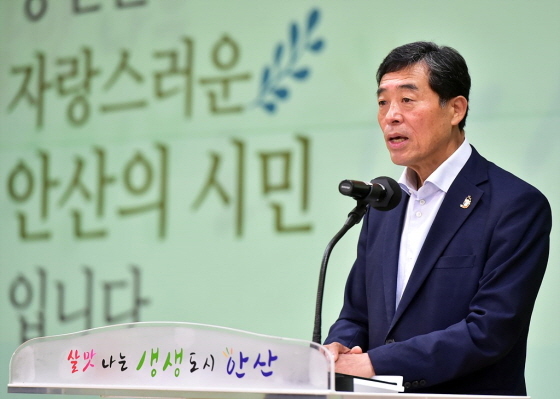 NSP통신-안산시가 안산을 빛낸 자랑스러운 시민에 대한 수상식을 연 가운데 윤화섭 안산시장이 축사를 하고 있다. (안산시)