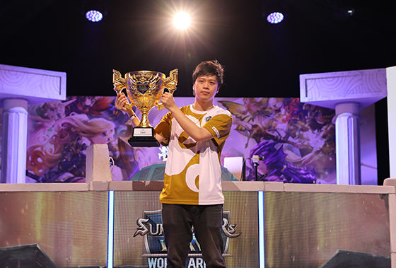 NSP통신-SWC 2019 월드결선 챔피언 트로피를 들어올린 레스트. (컴투스)