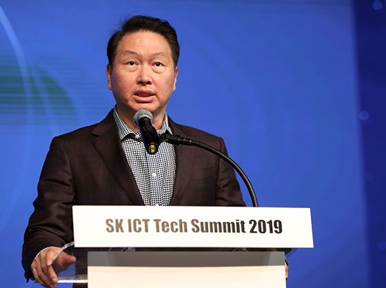 NSP통신-최태원 SK 회장이 28일 서울 광진구 워커힐 호텔에서 열린 SK ICT Tech Summit 2019 (SK ICT 테크 서밋 2019) 개막식에서 개회사를 하고 있다. (SK텔레콤)