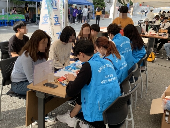 NSP통신-25일 국제대학교 축제 현장에서 평택시와 생명다리 서포터즈가 생명존중문화 확산을 위한 캠페인을 펼치고 있다. (평택시)