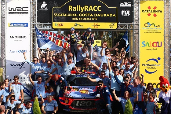 NSP통신-스페인 타라고나(Tarragona) 주에서 열린 2019 월드랠리챔피언십(WRC) 13차 대회에서 우승을 차지한 티에리 누빌(Thierry Neuville, 경주차 상단 오른쪽) 선수와 코드라이버 니콜라스 질술(Nicolas Gilsoul, 경주차 상단 왼쪽)이 팀 동료들과 함께 환호하고 있다. (현대차)