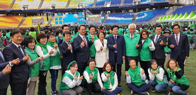 NSP통신-수원월드컵경기장에서 열린 2019 전국새마을지도자대회 기념 열린음악회 가운데 안혜영 경기도부의장(뒷줄 오른쪽 여섯번째)이 염태영 수원시장(뒷줄 오른쪽 다섯번째) 등 관계자들과 기념촬영을 하고 있다. (경기도의회)