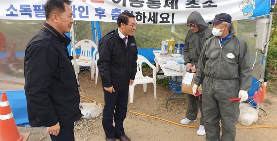 NSP통신-▲이용록 홍성부군수가 홍성군 거점소독시설 및 통제초소를 방문했다. (홍성군)